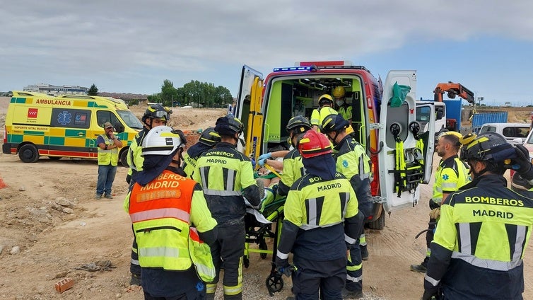 Grave un trabajador tras caerle un desprendimiento de tierra mientras cavaba una zanja en Vicálvaro