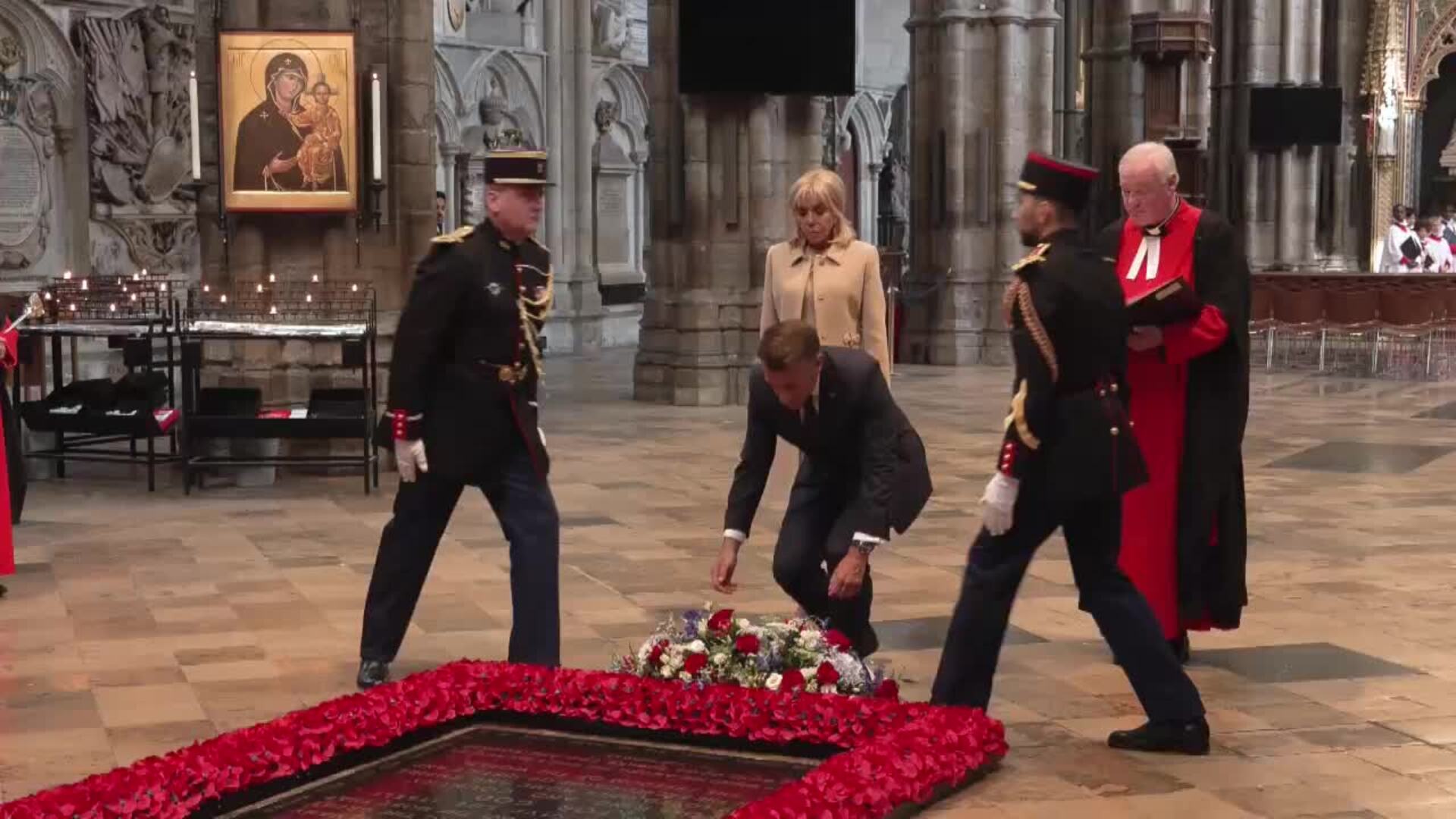 Brigitte y Emmanuel Macron visitan la Abadía de Westminster en Londres