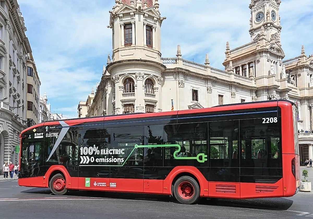 Imagen de archivo de un autobús de la EMT en Valencia