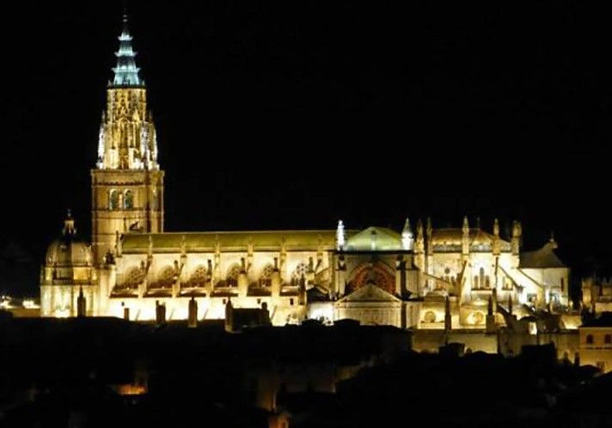 Vista nocturna de la catedral de Toledo