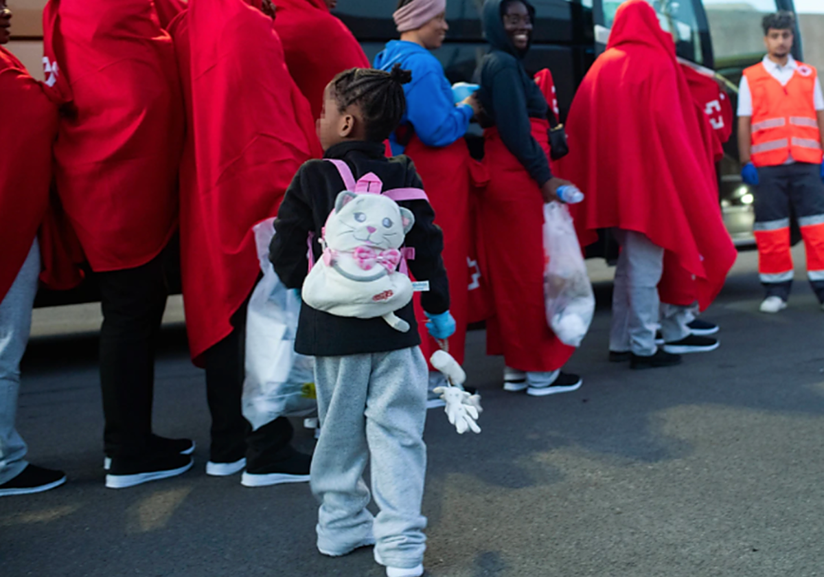 Una niña subsahariana rescatada de una neumática es trasladada desde al muelle de Gran Tarajal, en Fuerteventura