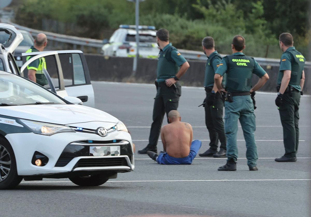 Momento de la detención de uno de los acusados de la reyerta