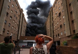 Un pavoroso incendio en una tienda de Valencia deja diecisiete vecinos atendidos por inhalación de humo