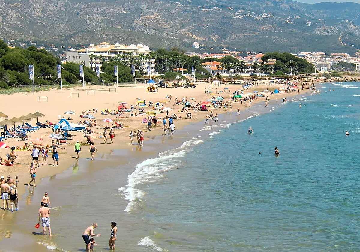 Imagen de archivo de la playa La Romana de Alcossebre