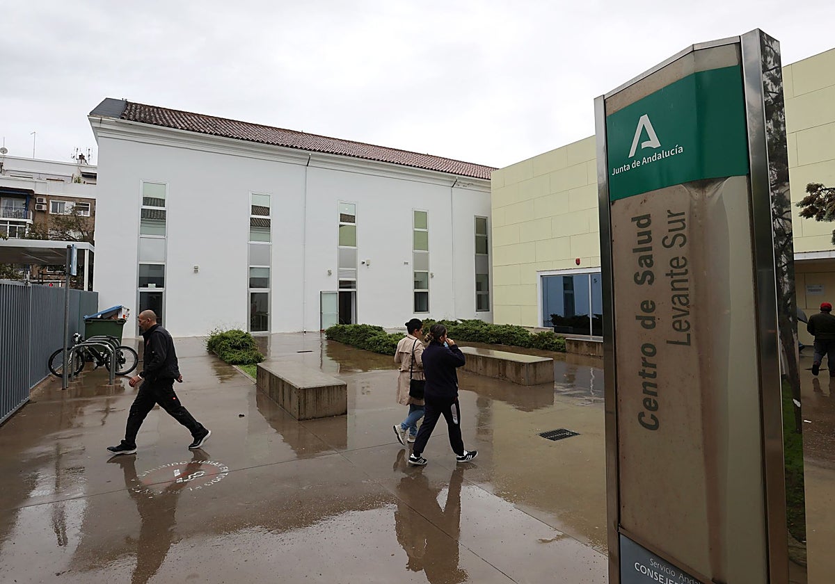 Edificio del punto de Urgencias, al fondo, junto al centro de salud