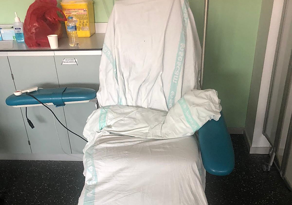 Uno de los sillones donde permanecen los pacientes a la espera de su ingreso en planta