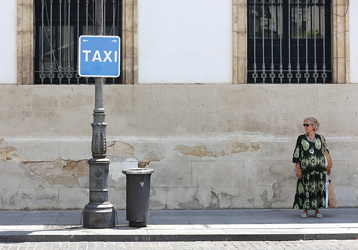 Una usuaria espera en la parada de taxi vacía de Las Tendillas