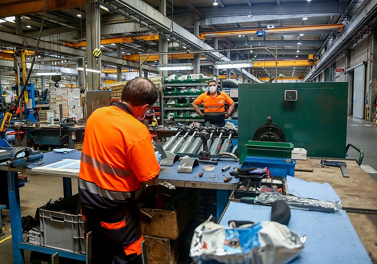 Trabajadores durante su jornada en una factoría