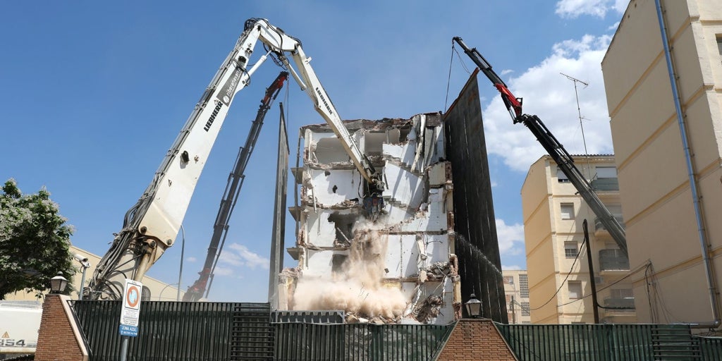 Comienza la retirada de los residuos de amianto generados en la demolición del cuartel de la Guardia Civil de Toledo