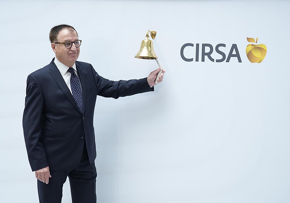 El presidente ejecutivo de Cirsa, Joaquim Agut, realiza el toque de campana tras la salida a Bolsa,