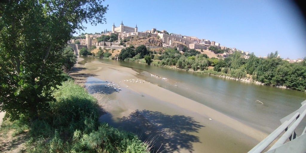 El río Tajo se quedó el martes casi sin agua en Toledo: en solo tres horas pasó de 30 a 13 metros cúbicos por segundo
