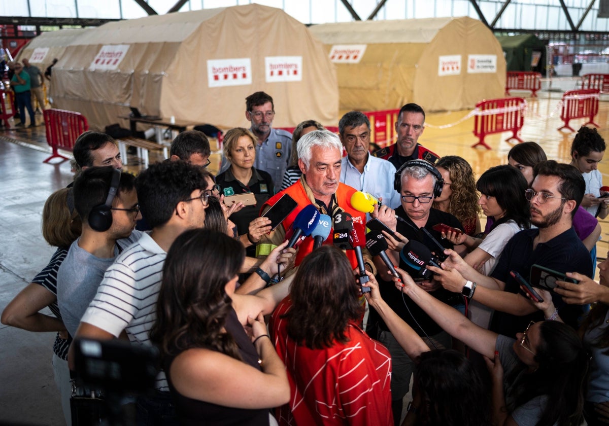 El jefe de intervención de Bomberos, Joan Rovira, actualizando los datos sobre el incendio del sur de Tarragona