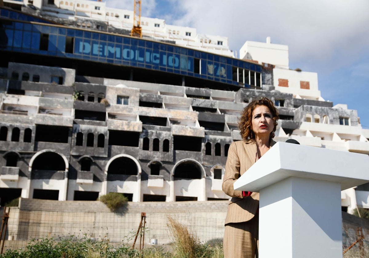 María Jesús Montero, delante de El Algarrobico, hace justo cinco meses.