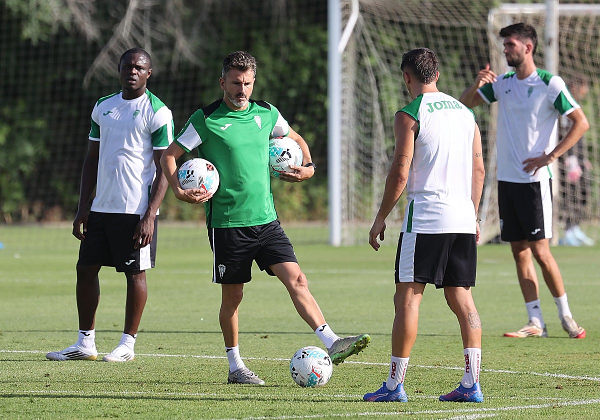 El entrenador blanquiverde Iván Ania junto a sus jugadores en la Ciudad Deportiva
