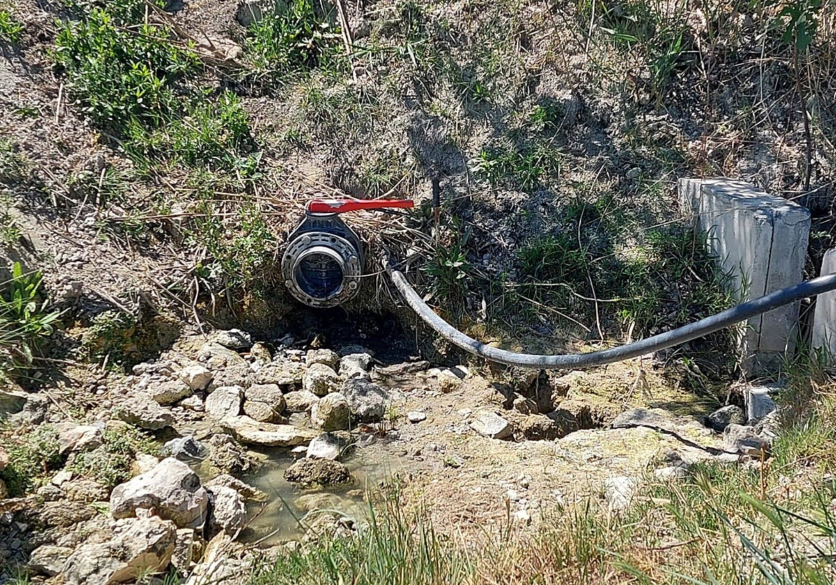 Extracción ilegal en el río, en imagen facilitada por la plataforma contra el trasvase