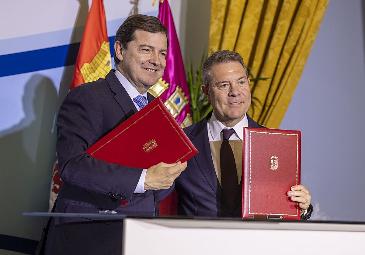 Alfonso Fernández Mañueco y Emiliano García Page, durante la firma del convenio entre ambas autonomías