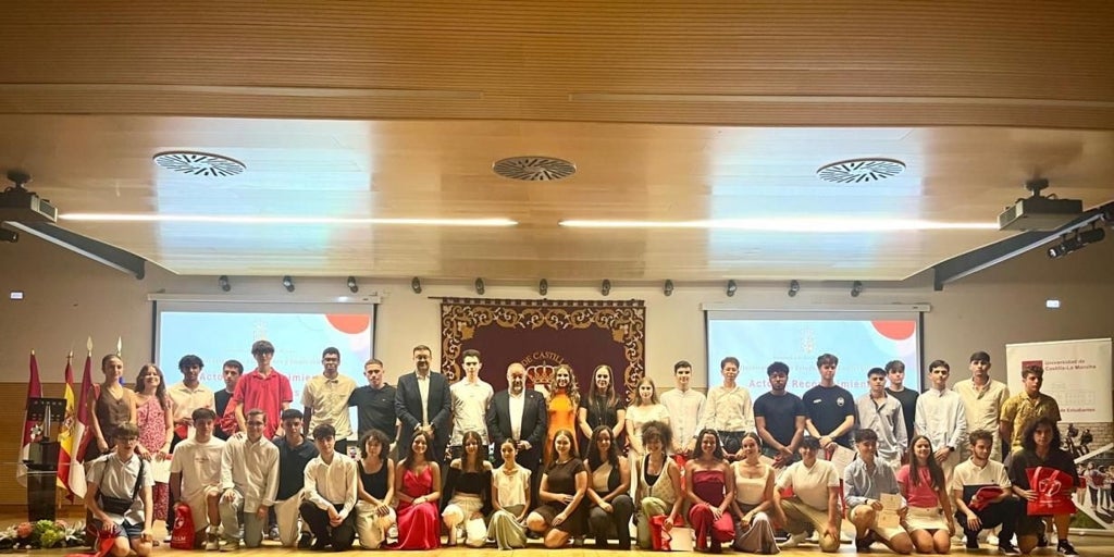 La UCLM distingue a los 13 mejores estudiantes en la PAU y supera en 1,5 puntos la media nacional