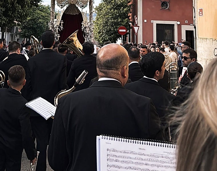 Músicos de la banda Santa Cecilia, tras el palio de la Encarnación, el Domingo de Ramos de 2025