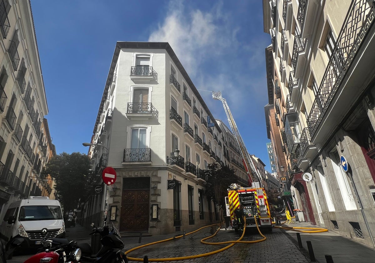 Bomberos del Ayuntamiento de Madrid trabajan en la extinción del incendio en la calle Prado