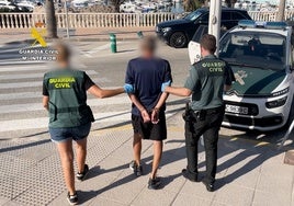 Un irlandés acuchilla con un cutter en el cuello a un compatriota mientras orinaba en Orihuela Costa