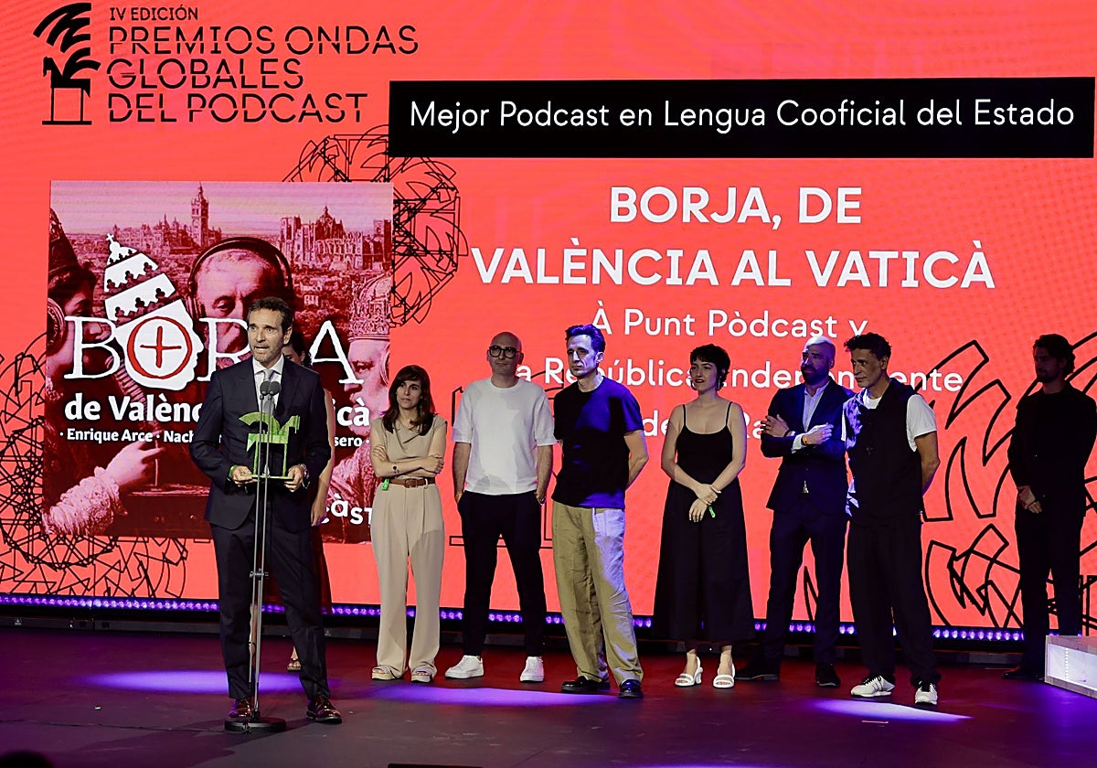 Imagen de Vicente Ordaz junto al equipo de À Punt y la productora del podcast en la recepción del premio