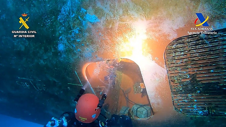 Inspección por parte del GEAS de la Guardia Civil del buque