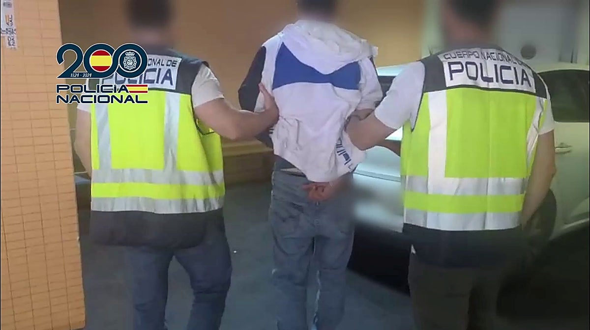 Imagen de la detención de uno de los miembros de la organización de explotación sexual en Alicante