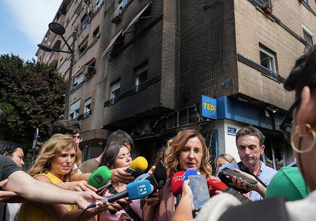 La alcaldesa María José Catalá visita la zona del incendio ocasionado en la avenida del Puerto (Valencia)