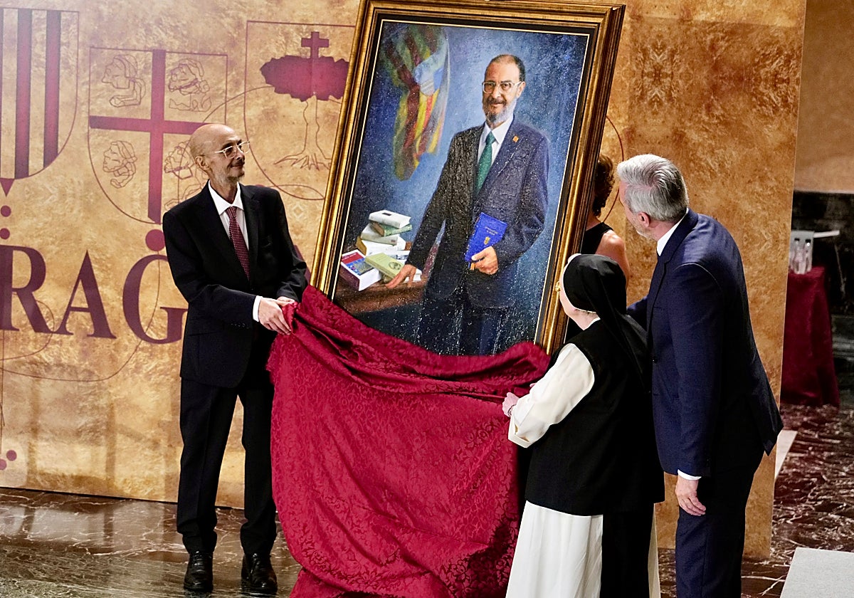 Javier Lambán descubre su retrato ante Jorge Azcón