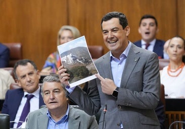 Juanma Moreno, con una foto actual de El Algarrobico.