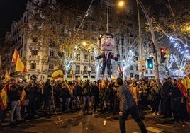La Audiencia de Madrid reabre la causa sobre el muñeco de Sánchez apaleado en Ferraz la Nochevieja de 2023