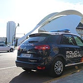 La Policía Nacional evita que un hombre se lance al vacío desde una azotea en Valencia