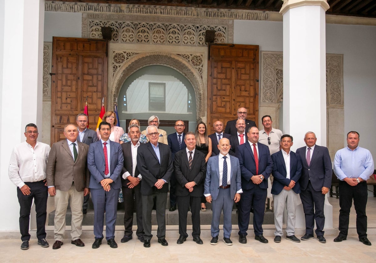 Foto de familia tras la firma en el Palacio de Fuensalida