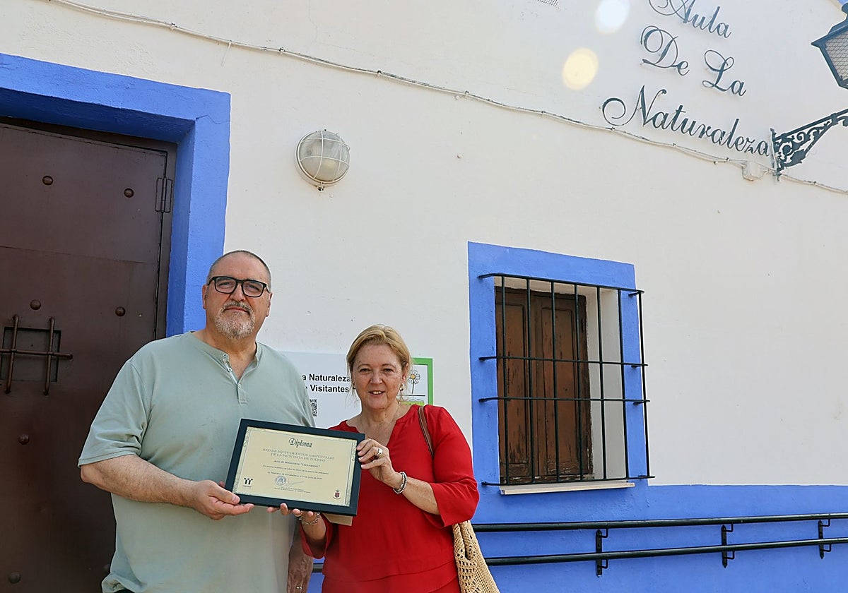 La diputada de Medio Ambiente, Marina García con el alcalde de Villafranca Julián Bolaños