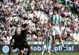 Jude Soonsup-Bell, con pie y medio fuera del Córdoba CF