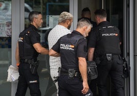Cárcel por agredir a machetazos a un rival en la reyerta de Ribeira y arrollar con un furgón a otro