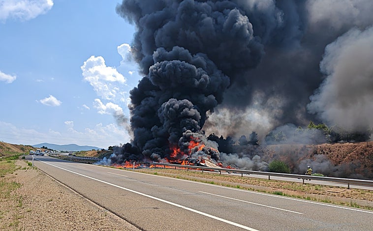 Imagen principal - Un aparatoso accidente e incendio de varios camiones en Cariñena obliga a cortar la autovía A-23 de Teruel