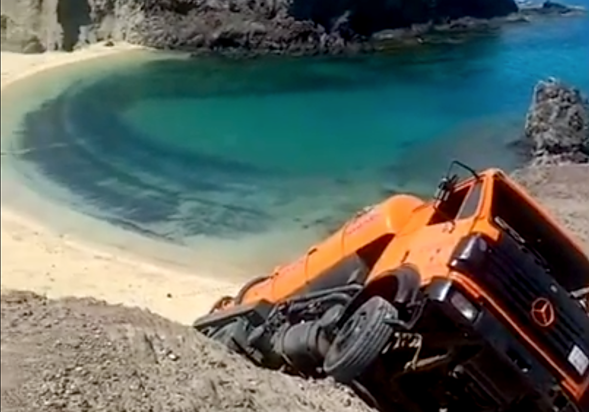 Un camión pierde el control y acaba encajado en el risco de una playa en Lanzarote
