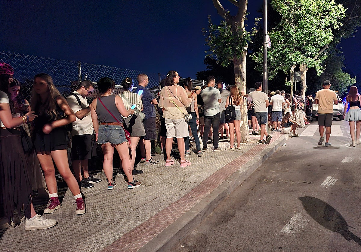 Asistentes del Mad Cool esperando entrar al metro de Villaverde Alto