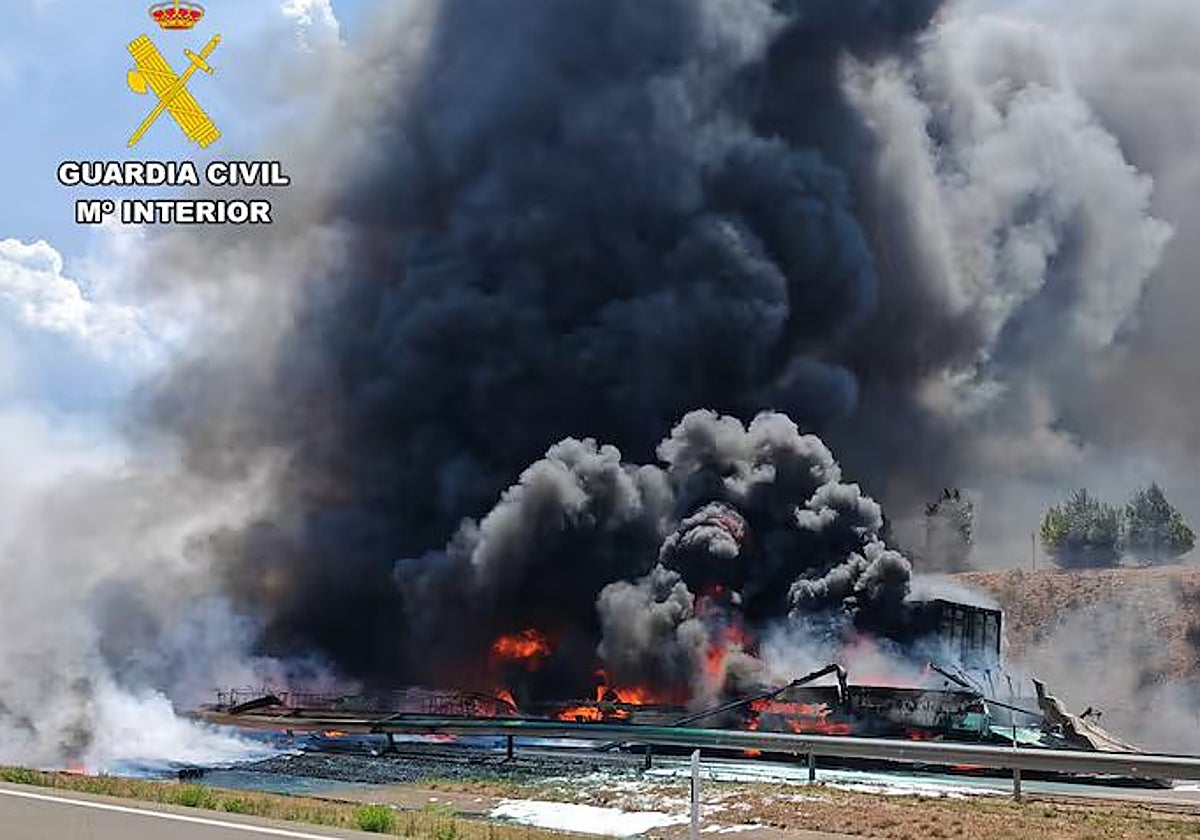 Imagen del incendio registrado en la A-23 a la altura de Cariñena (Zaragoza), en sentido Teruel