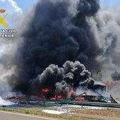 Un aparatoso accidente e incendio de varios camiones obliga a cortar la autovía A-23 de Teruel