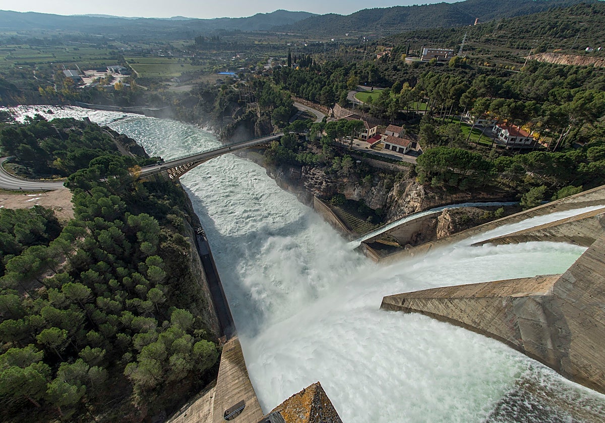 El pantano de El Grado, en el río Cinca, afluente del Ebro, en Huesca
