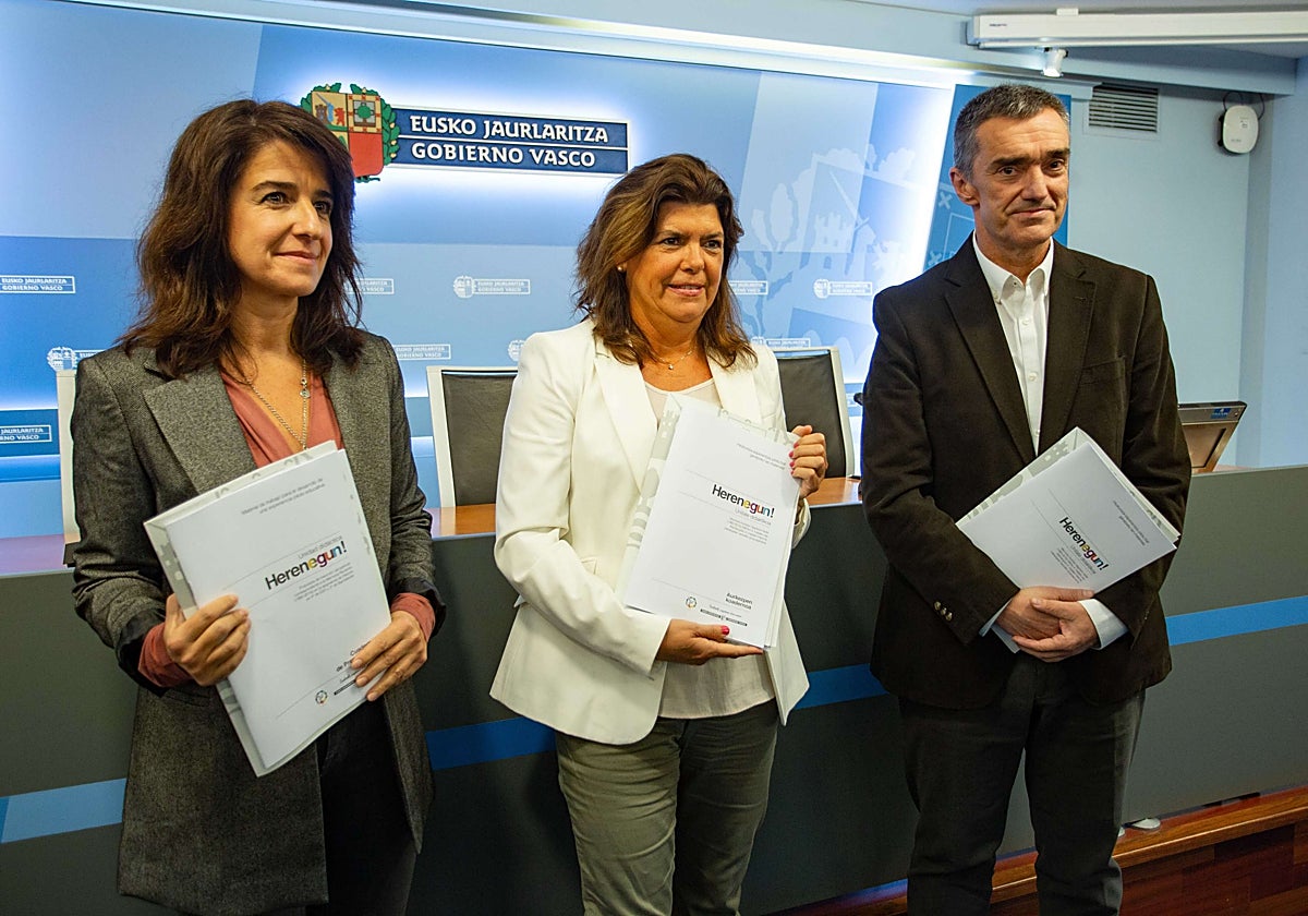 De derecha a izquierda, el Secretario General de Derechos Humanos, Convivencia y Cooperación Jonan Fernández, la Viceconsejera de Educación Maite Alonso y la Directora de Gogora Aintzane Ezenarro en 2018