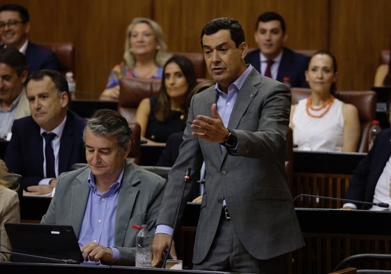 Juanma Moreno, en la sesión plenaria de ayer jueves en el Parlamento.