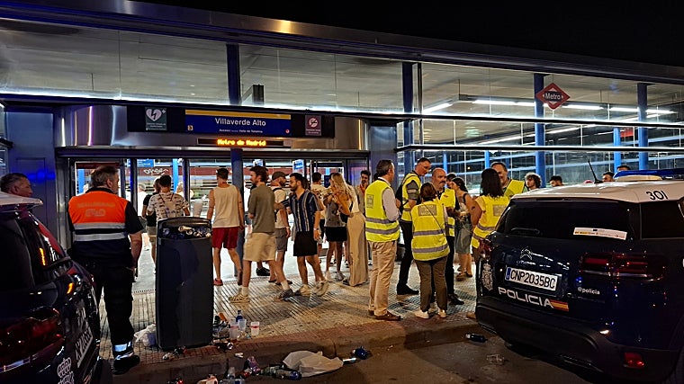 Entrada al metro de Villaverde Alto a las 02:48