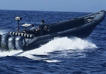 Detenidos tres tripulantes de una narcolancha con más de 1.800 litros de combustible para el petaqueo en el Mar de Alborán en Almería
