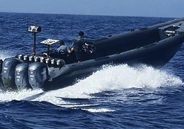 Detenidos tres tripulantes de una narcolancha con más de 1.800 litros de combustible para el petaqueo en el Mar de Alborán en Almería