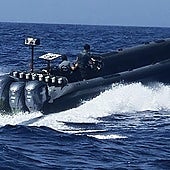 Detenidos tres tripulantes de una narcolancha con más de 1.800 litros de combustible para el petaqueo en el Mar de Alborán en Almería