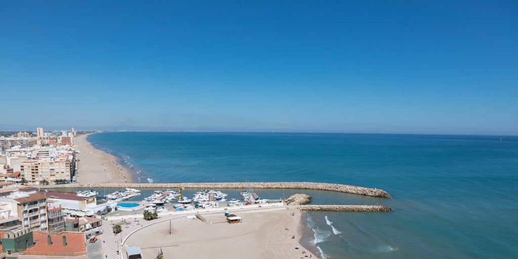 Reabren tres playas de Sueca y de Altea y mantienen cerradas al baño un arenal de Callosa y otro de Sueca