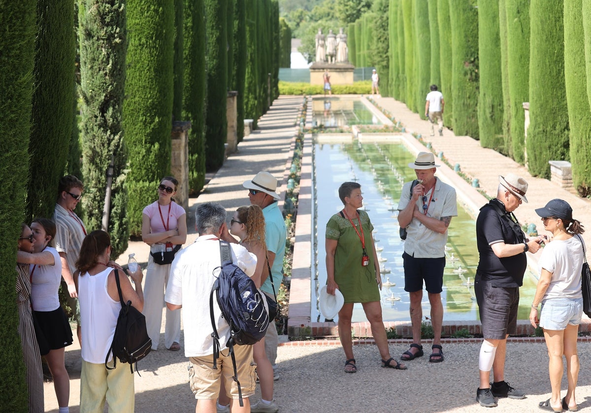 Turistas en los Jardines del Alcázar de los Reyes Cristianos este viernes